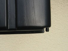 Detail spodní části nádržky. Vpravo dole je možné připojení z nádržky přímo do kanalizace.